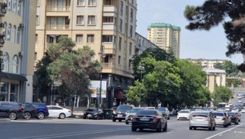 bakinin-merkezi-kucelerinden-daha-birinde-avtobus-zolagi-cekildi